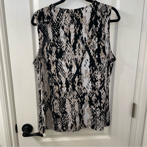 Dana Buchman Black and Gray Sleeveless Blouse - Picture 3 of 5